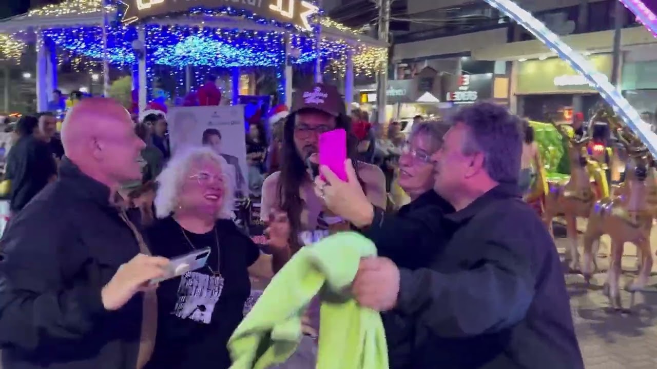 Luiz divina ele está cantando