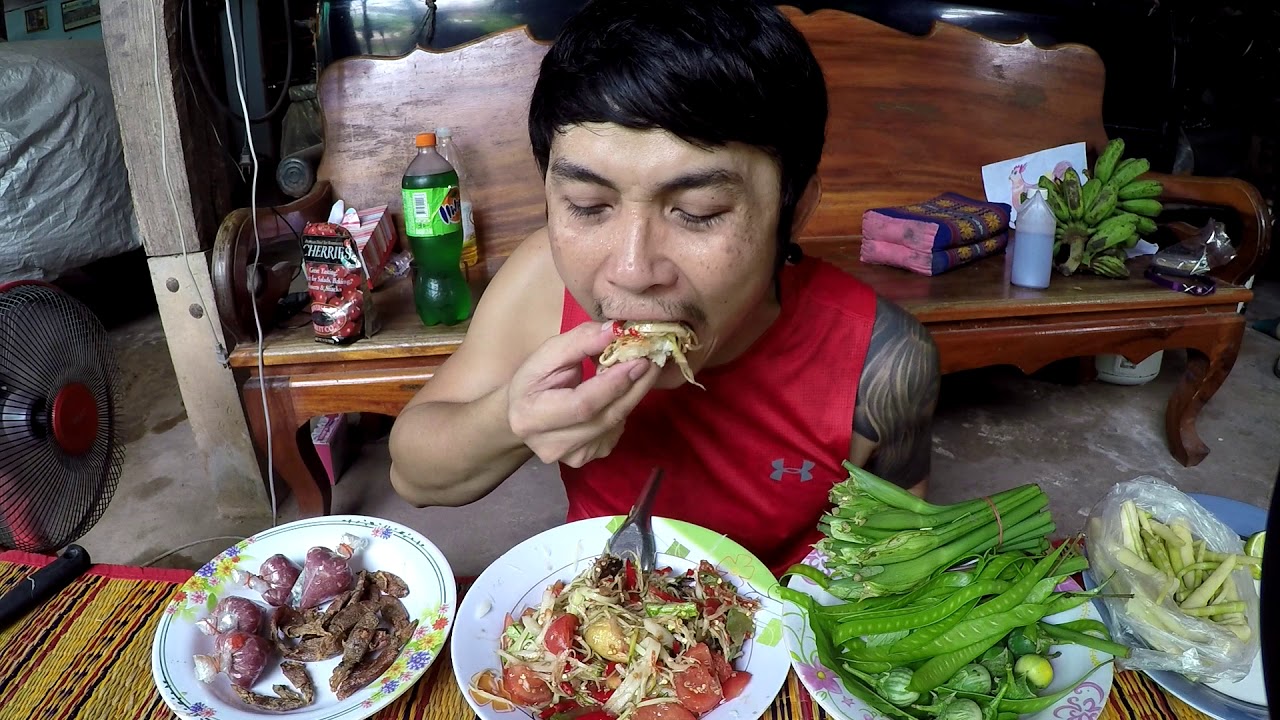 ส้มตำเผ็ดๆใส่ปูดอง ปลาหมึกแห้งทอด วันฝนตก