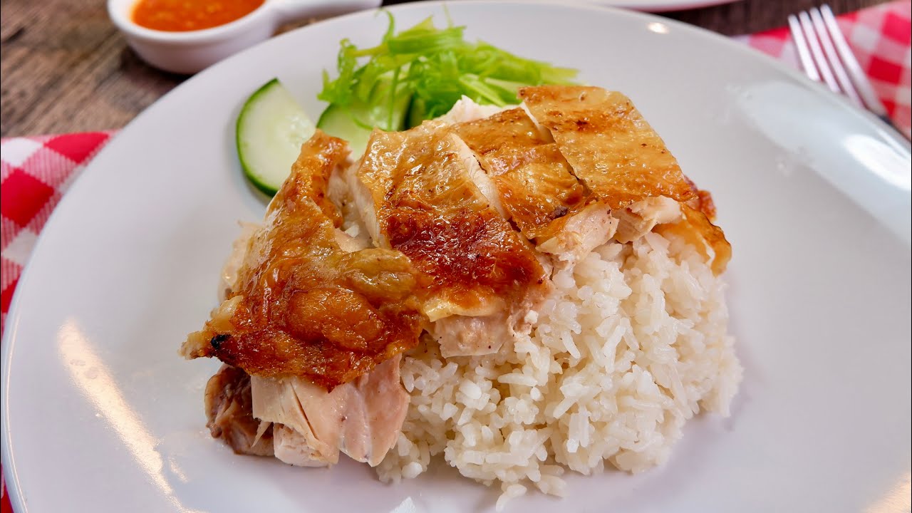 Nikmati Setiap Gigitan: Potongan daging ayam yang lembut bersama nasi harum, menciptakan sensasi tak tertandingi dalam hidangan Chicken Rice