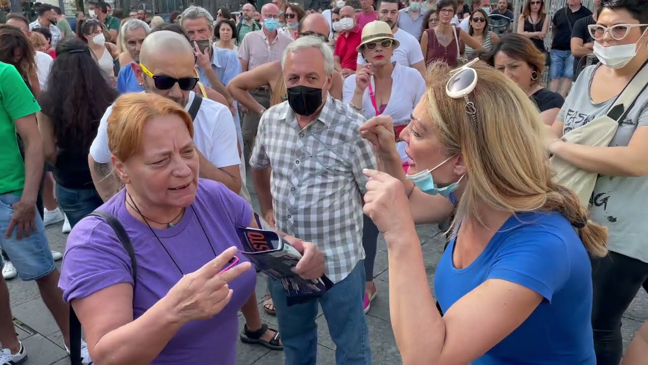 Napoli, la manifestazione no vax a piazza Dante