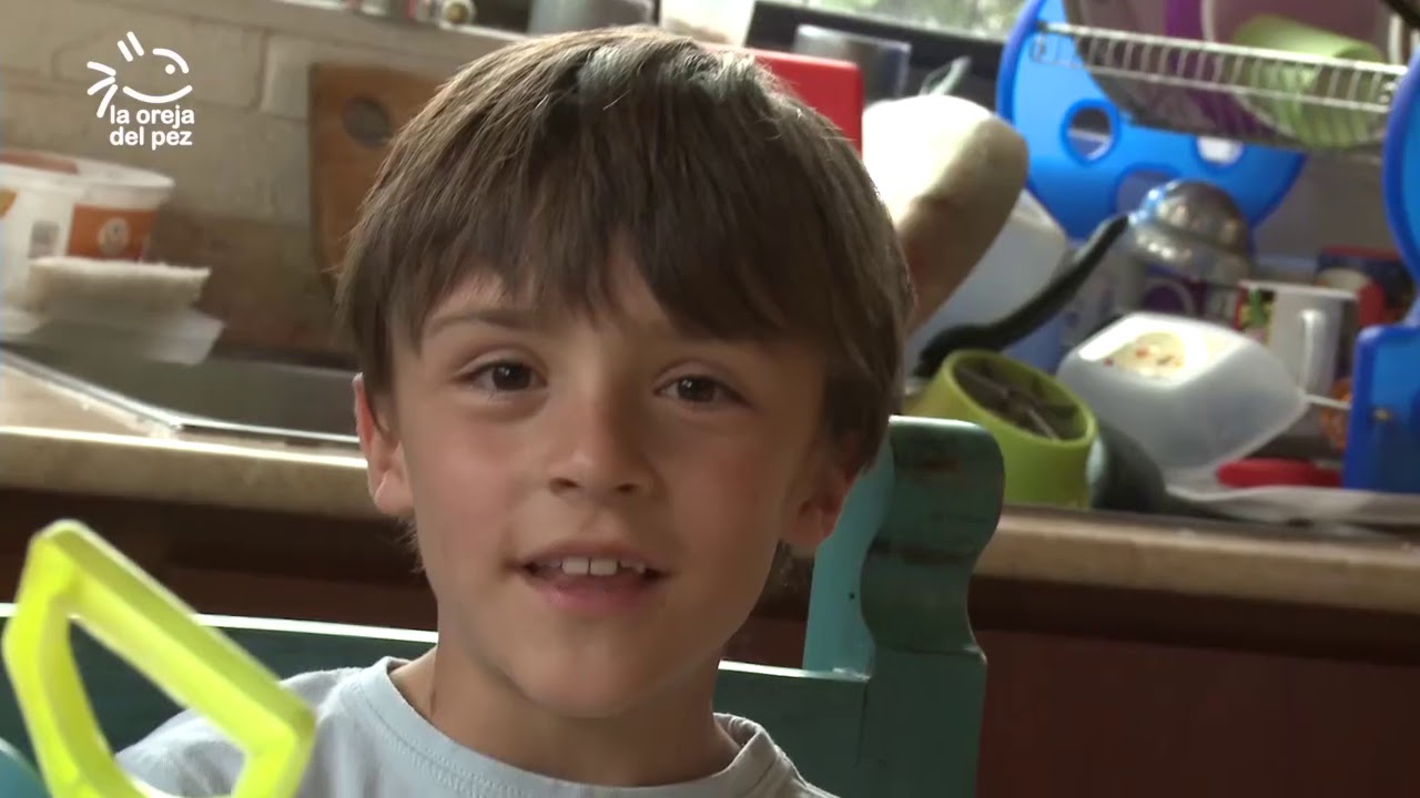 Presentadores y personajes de Babau y Demetrio interactuando con niños durante la primera parte de la entrevista en el programa infantil.