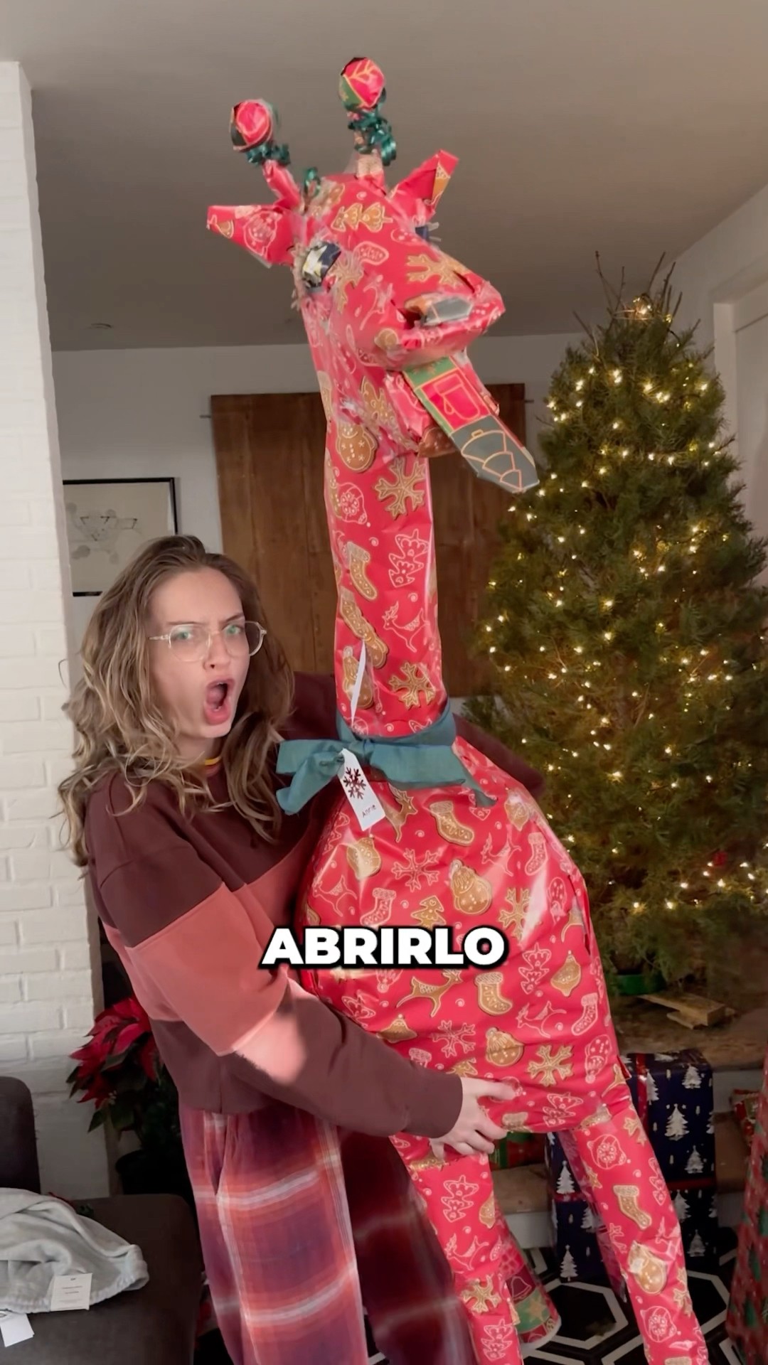 Mi hermana ABRIÓ EL REGALO de la jirafa ??