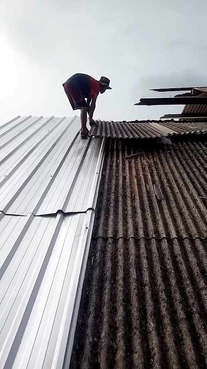 mengganti atap asbes dengan spandek #shorts