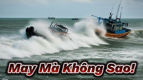 Quá Căng Thẳng! Ảnh Hưởng Bão Số 15. Sóng Đánh Hai Ghe No Nước Khi Vào Cửa Biển La Gi May Không Lật!