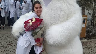 Белый мишка поздравил ученицу мед-колледжа!