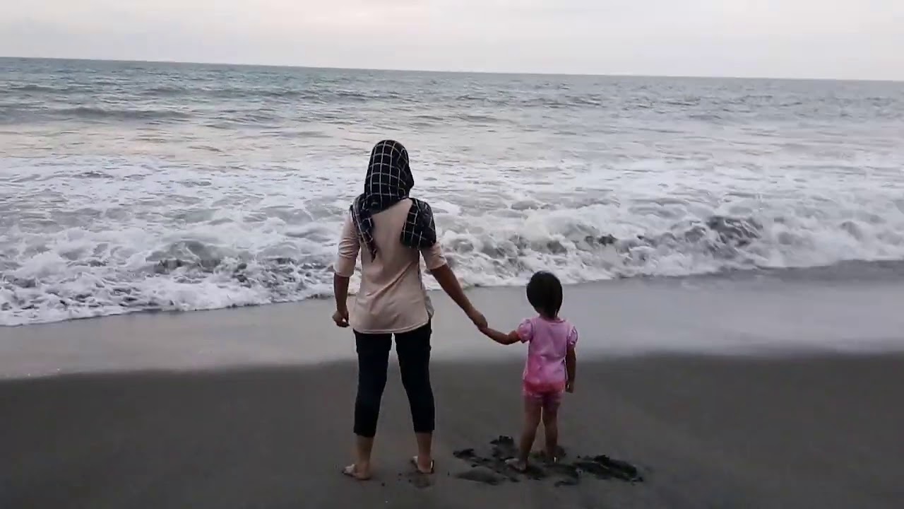 Liburan di pantai - YouTube