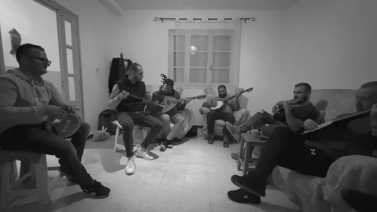 Qaada chaabi kabyle en mode noir et blanc à cheurfa