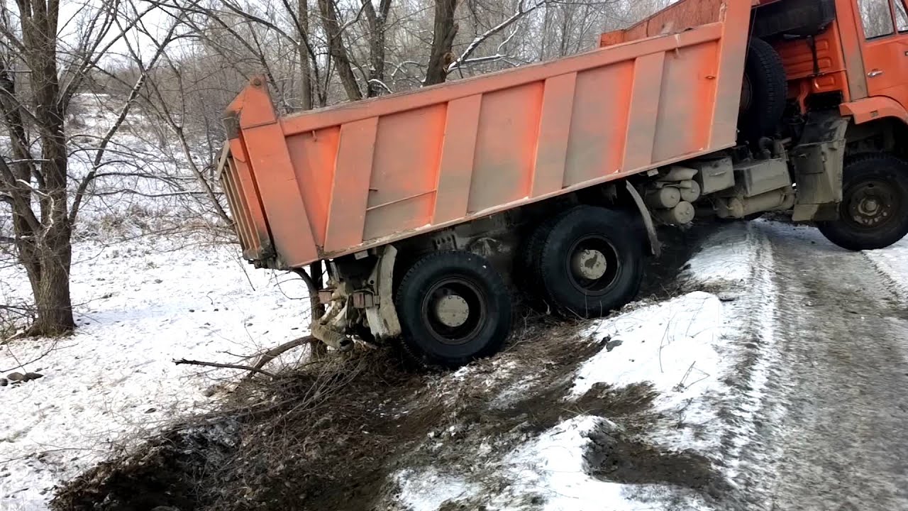 Еду на камазе и буксую в глине