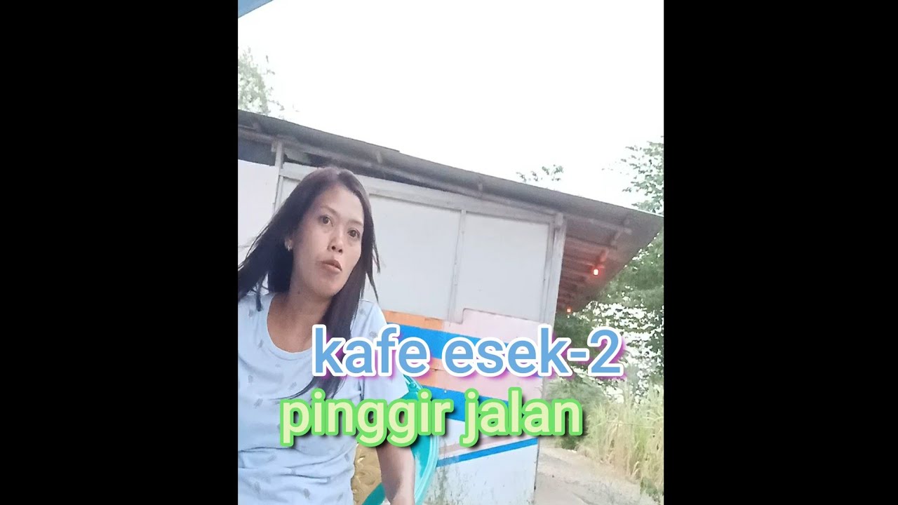 kafe sisi rel kerawang yang sangat menarik