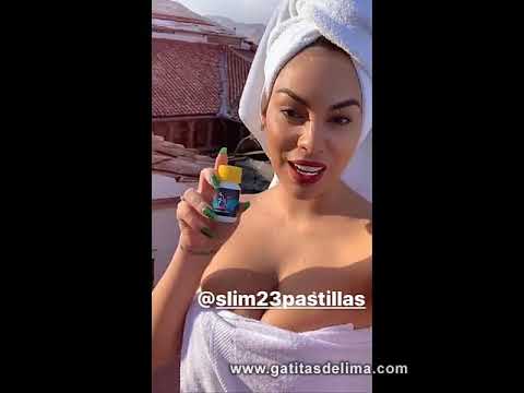 Aida Martinez recien salida de la ducha con una toalla