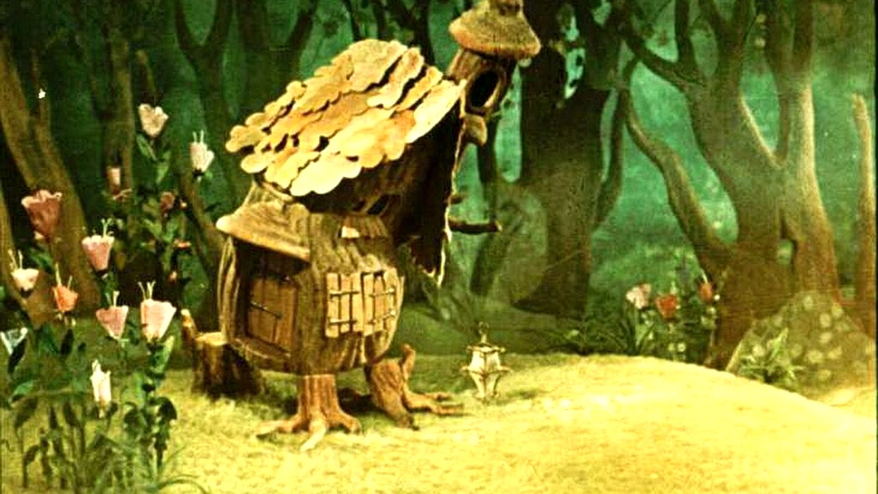 Веселый гном строит себе дом