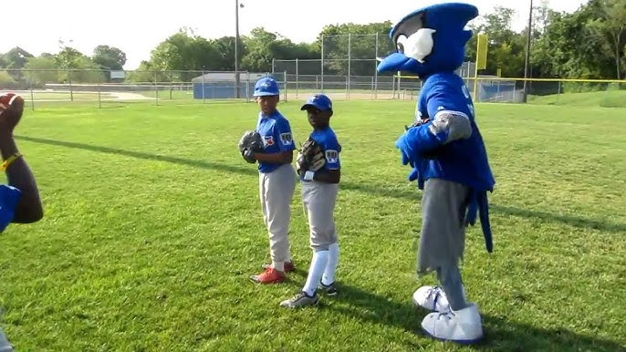 Giving a high five to Ace, the Toronto Blue Jays mascot by Seb Lévesque 