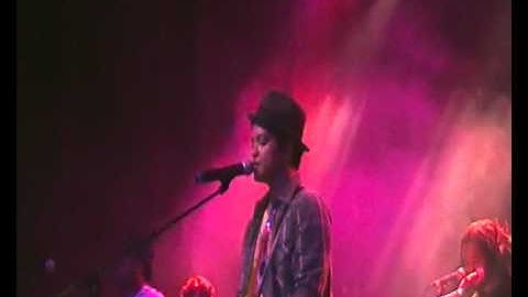 Bruno Mars - Marry You/The Lazy Song live