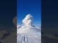 Вулкан Эбеко на Курилах снова «зажигает». Эмоции в видео говорят сами за себя.