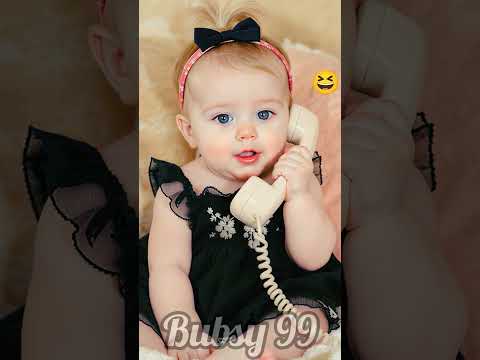 طفل يتحدث مع أمه عبر الهاتف طفل لطيف