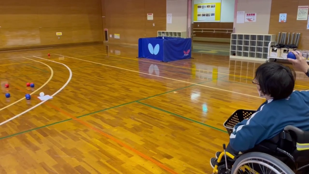 ボッチャ練習 白いボールの下に紙をひき その周りに ボールを 集めることを 意識しました