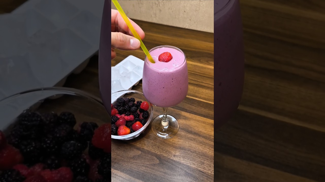 The Ultimate Summer Berry Shake 🍓🍦#shorts #summerdrink #easyrecipe #milkshake #recipe #strawberry
