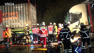 02-12-2022 - Vn24 - Araba Kamyonların Arasına Sıkıştı - Herkes Korkunç Kazadan Kurtuldu