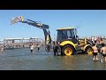 Как тракторист помог двум внедорожникам выбраться из морского песка