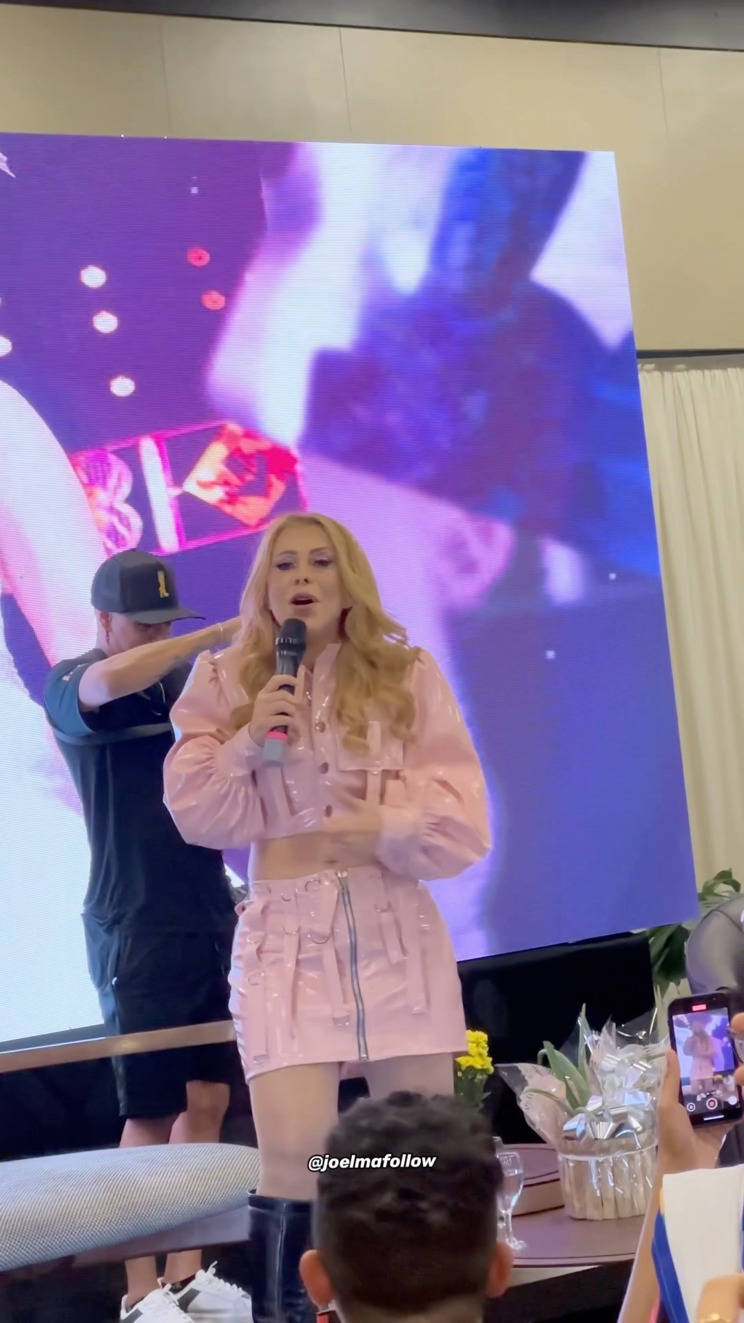 Joelma cantando Beija Flor