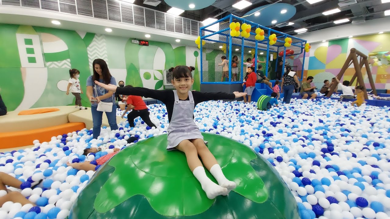 Kenzey Plays at Kidzoona Colourful Ball pit - YouTube