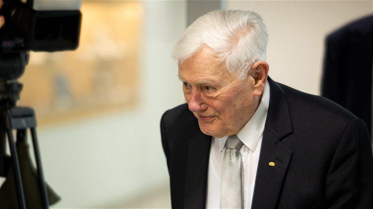 99-ąjį rudenį skaičiuojančiam Prezidentui – simboliška dovana