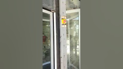 How automatic revolving doors are set up