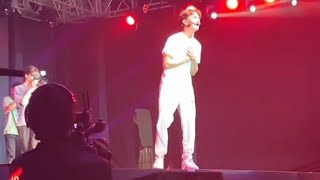 Noah cantando "deixa acontecer" no show de Curitiba