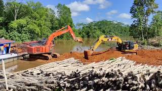 Excavator Bongkar Tanah Dari Kapal Excavator