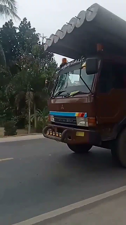 PERDANA NYODREK FUSO MAUTAN TIANG LISTRIK DI JALAN LINTAS AGUNG JAYA LAMPUNG TULANG BAWANG