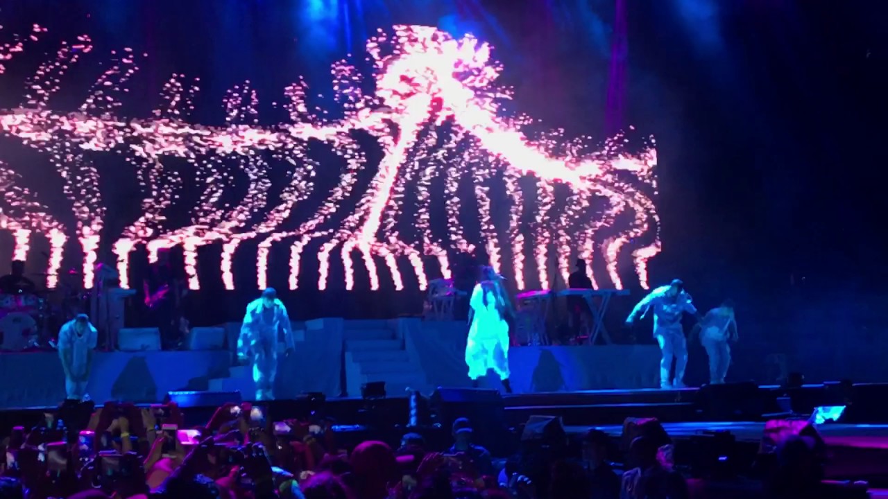 Ariana Grande - Touch It - Dangerous Woman Tour (Live at São Paulo, Brazil)