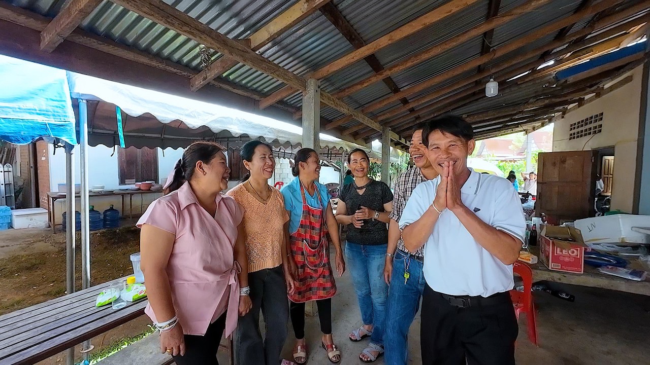 บ่าวแอร์กับแม่น้องไผ่ เดินไปร่วมงานบุญขึ้นบ้าน