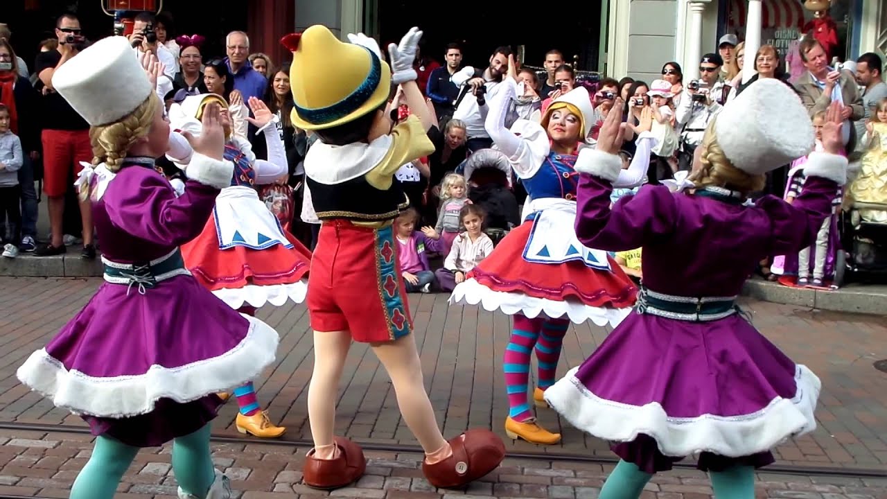 Disneyland Paris parade 2013 - YouTube