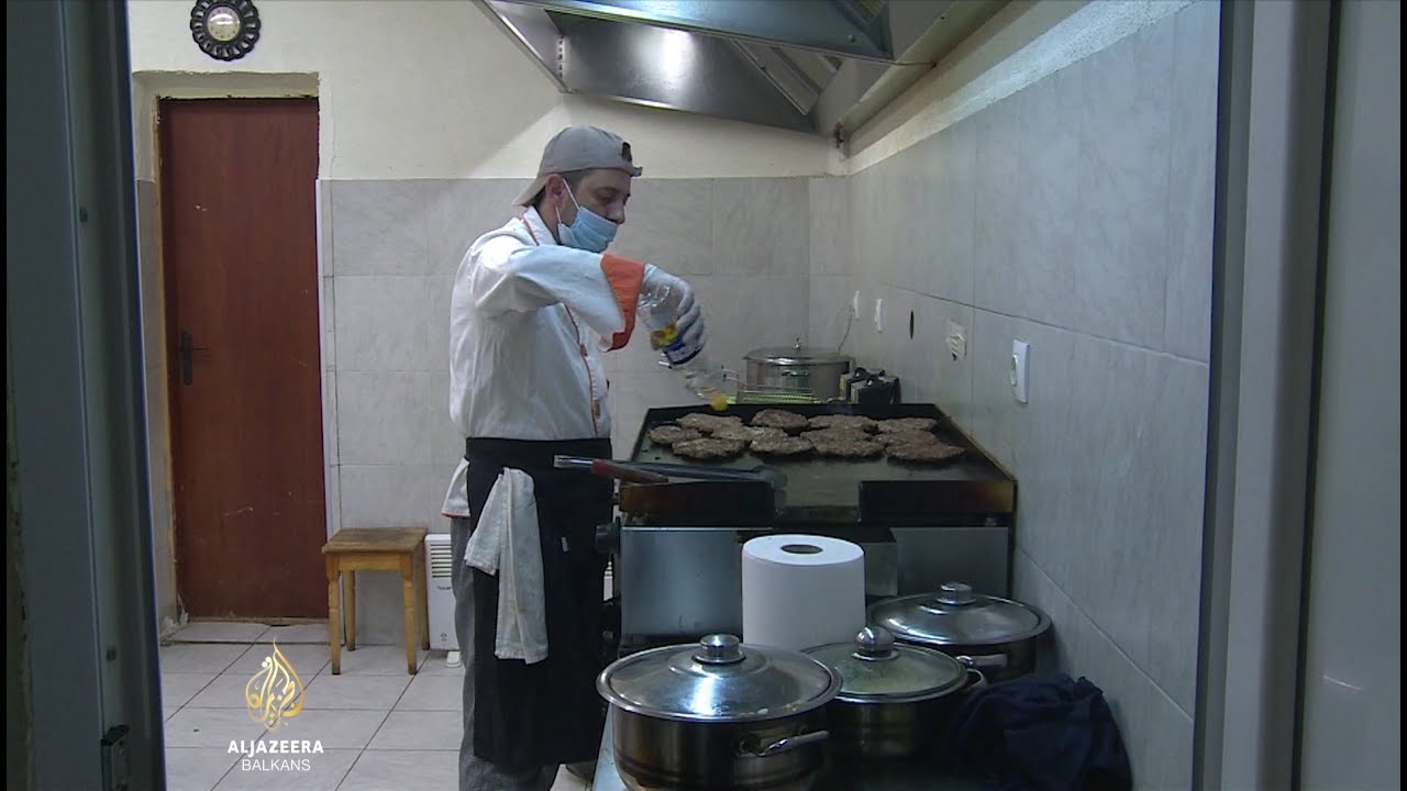 طاهٍ مقدوني يتبرع بوجبات طعام للفقراء