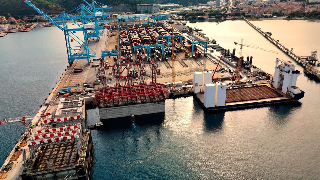 Porto Vado , la nuova macchina che utilizza la nave sommergibile ha finito il primo Cassone .