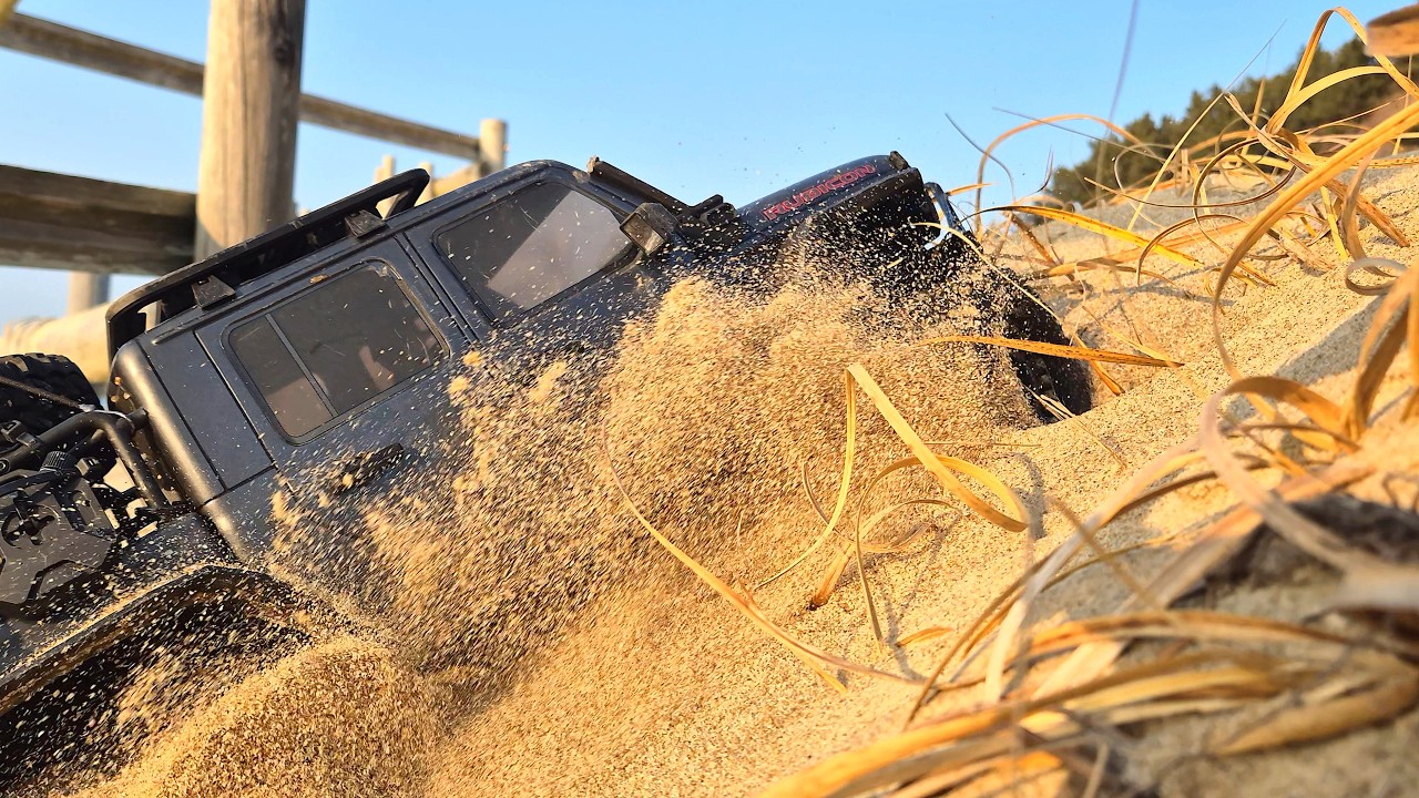 Axial SCX10 III Jeep Gladiator | Экстремальная радиоуправляемая поездка по пляжной трассе