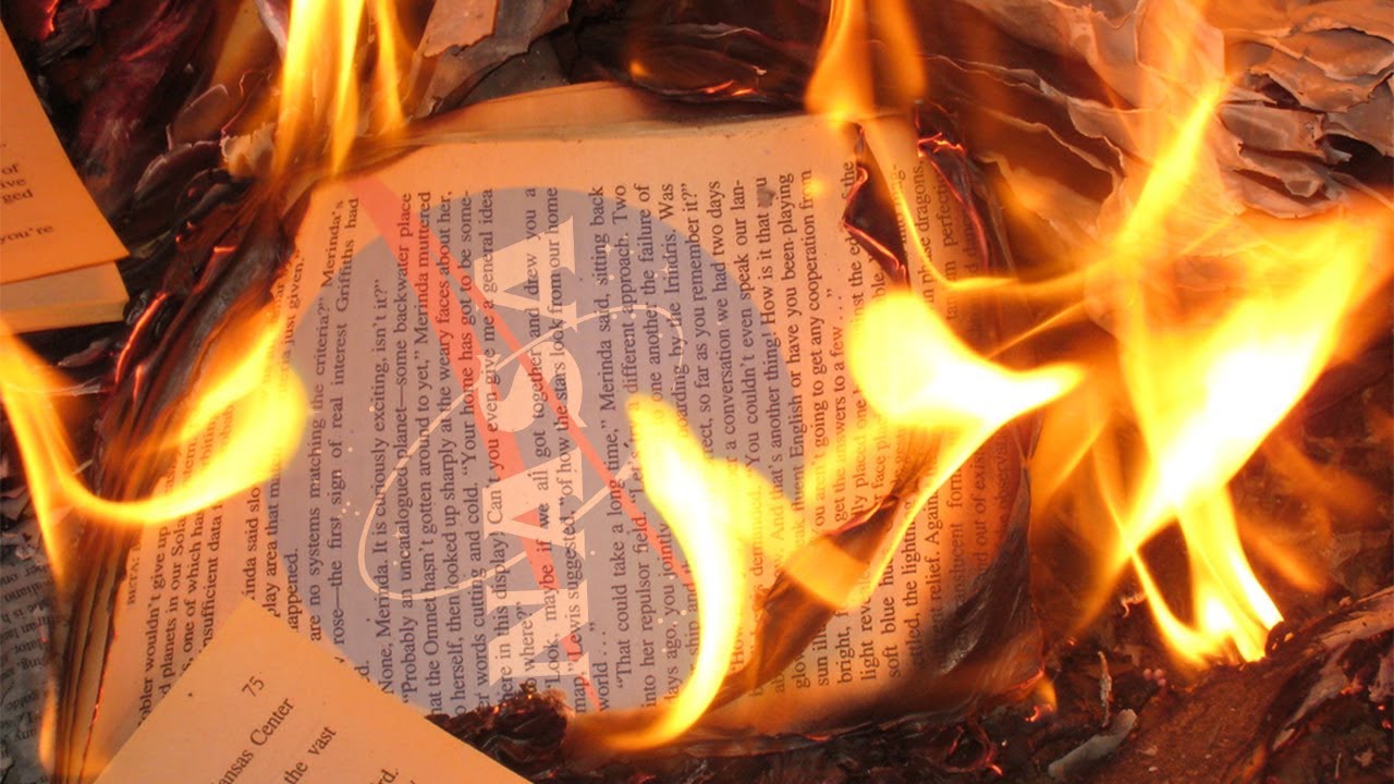 Написать письмо и сжечь. Горящая бумага. Горящий пергамент. Горящие рукописи. Рукописи не горят иллюстрация.