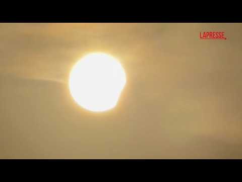 Video Il Sole si oscura su Milano: lo spettacolo dell'eclissi visto dal Monte Stella
