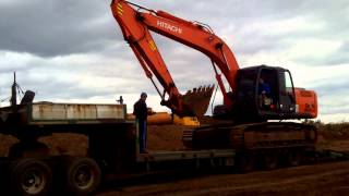 Погрузка экскаватора Hitachi ZX 200 на трал. Аренда трала в Самаре.(, 2015-09-14T07:22:12.000Z)