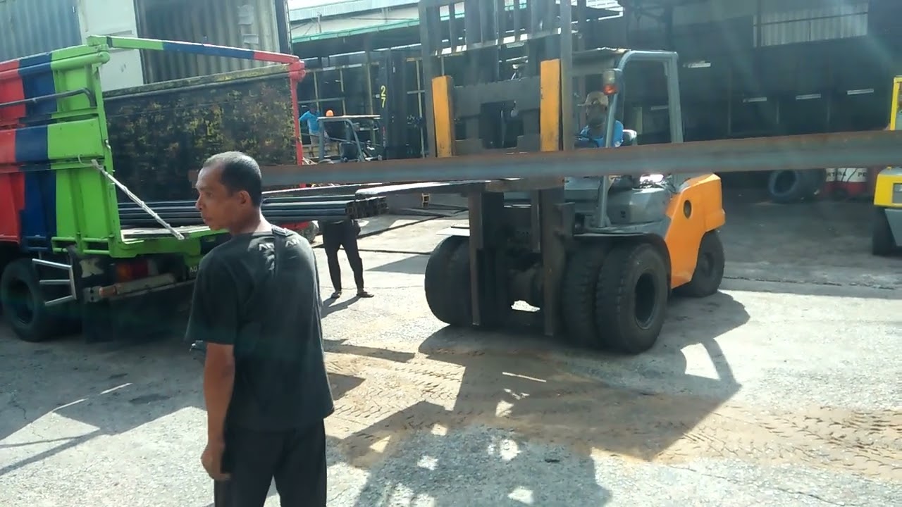 tehnik muat besi h beam menggunakan forklift