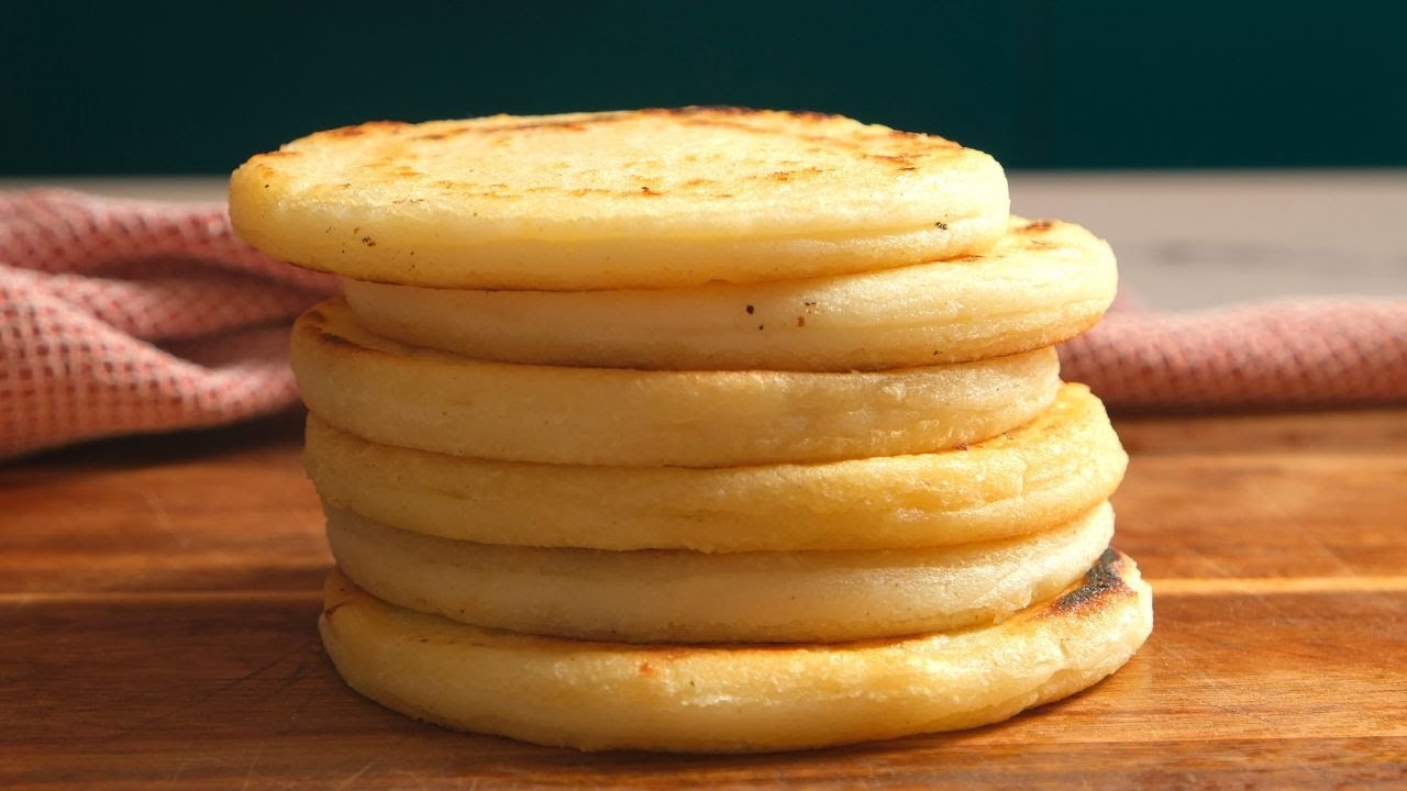 Making Arepas Arepas with Cheese Filling🧀 A Little Crisp, a Lot of Cheese—Ready to ...