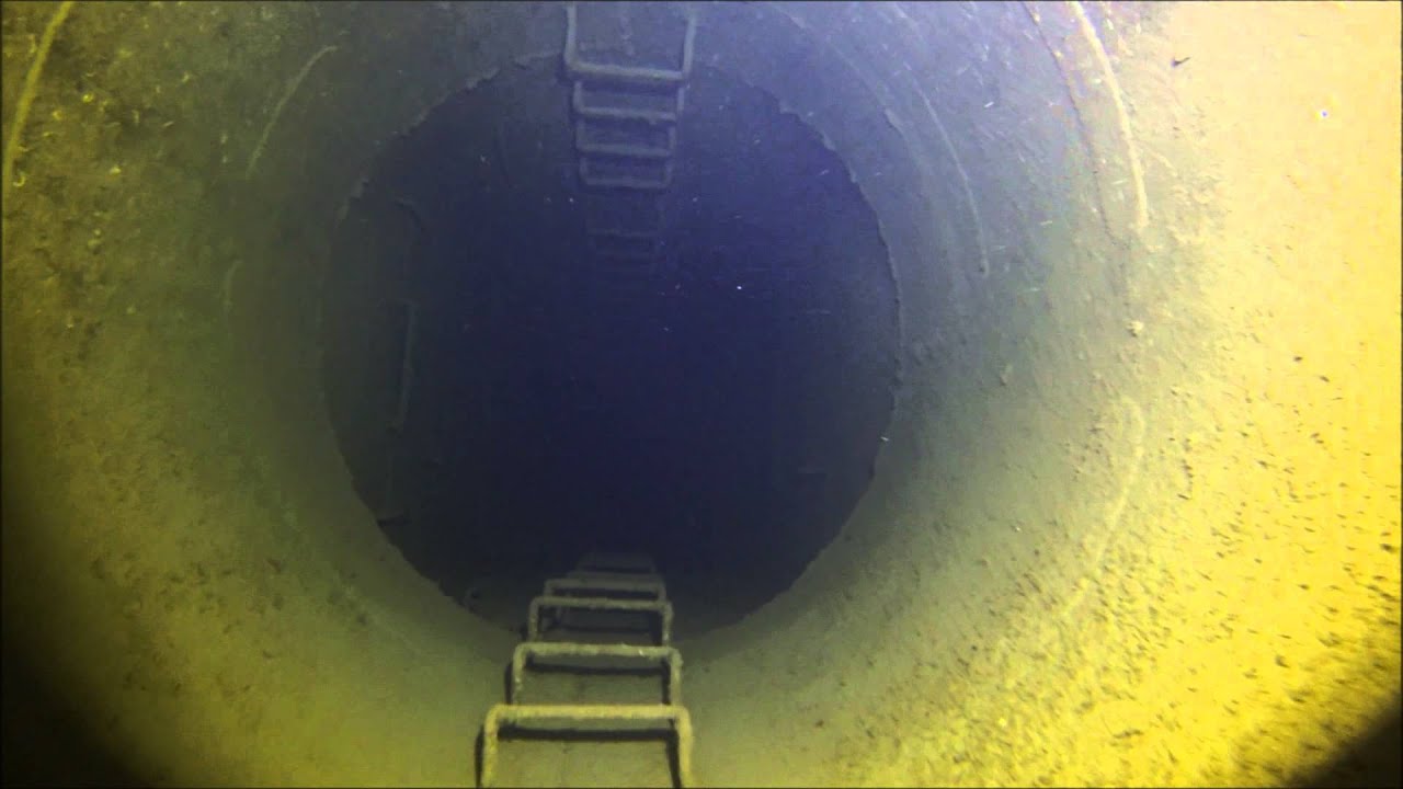 Down the turbine exhaust on the Ex HMAS Canberra wreck YouTube