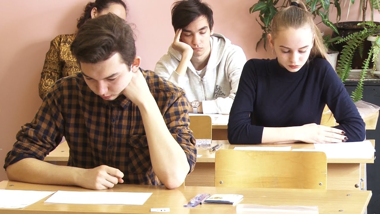 Пробный егэ в школе. Макияж на экзамен в школе. Старшеклассники ЕГЭ осень. Фотопечати в школу на экзамен. Школьники пишут астрономия картинка.