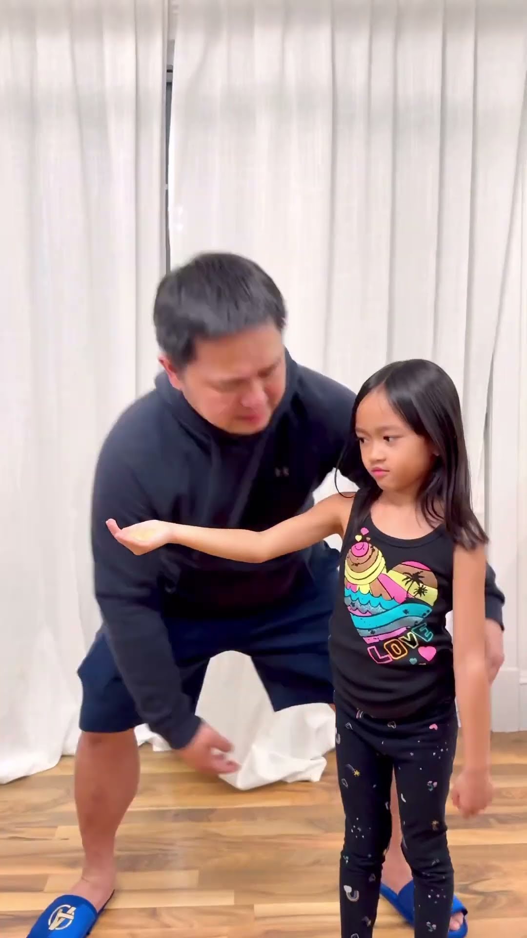 Dad helps kid wash her stinky poop hand ??❤️??✅?