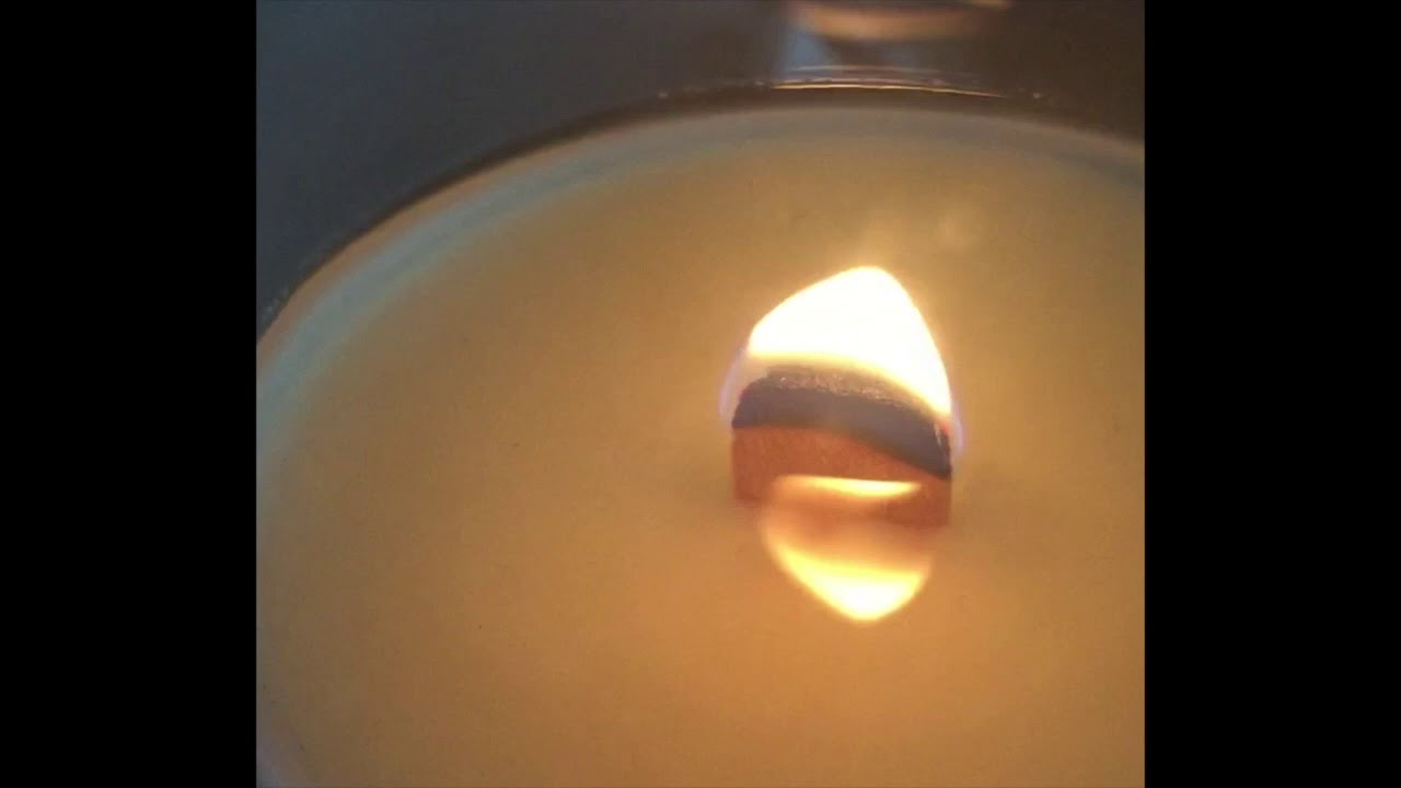 Bougie mèche en bois qui crépite - YouTube