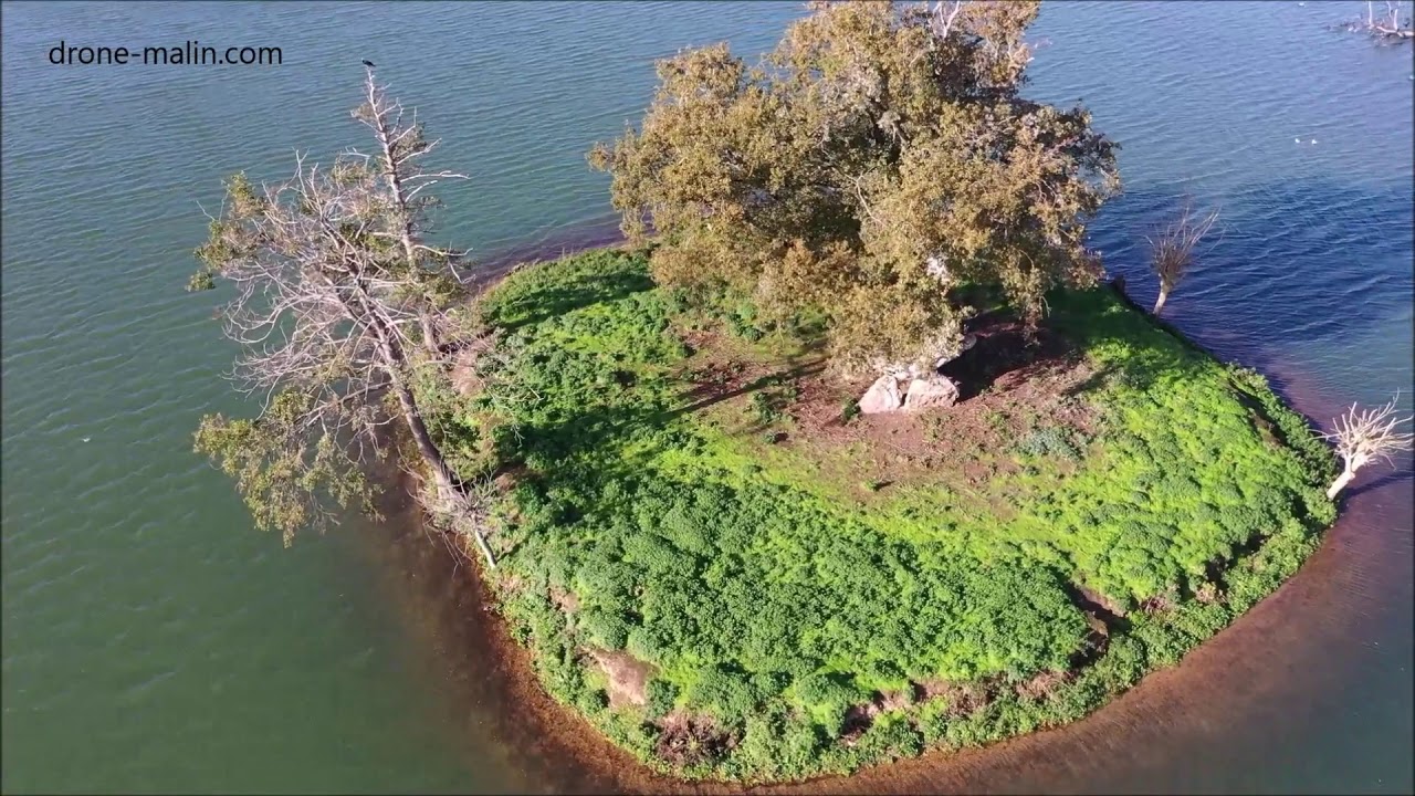 L’étang et l'ile du dolmen d'Ecluzelles proche Dreux filmée par un drone