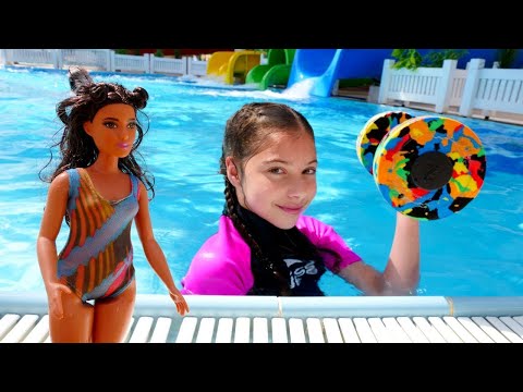 Polen fitness hocası oluyor! Barbie ile havuz oyunları! Spor yapma videosu