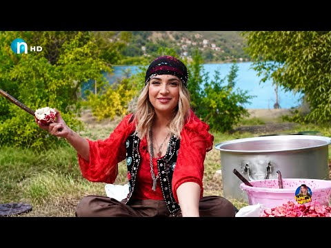 تەمارا بۆ یەکەمین جار دەبینێت چۆن سرکەی هەنار دوست دەکرێت