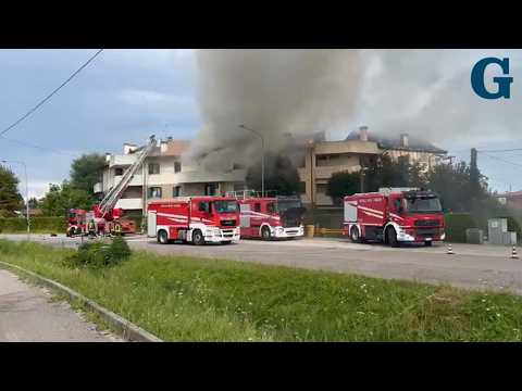 Video Incendio in condominio, appartamenti evacuati e diversi intossicati: l'intervento dei pompieri