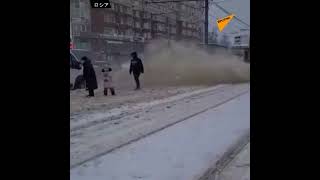 除雪車がかき分けた雪、通行人らを直撃　モスクワ近郊　#Shorts